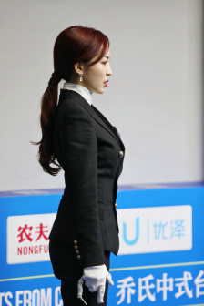 男生女生修修修轮滑鞋